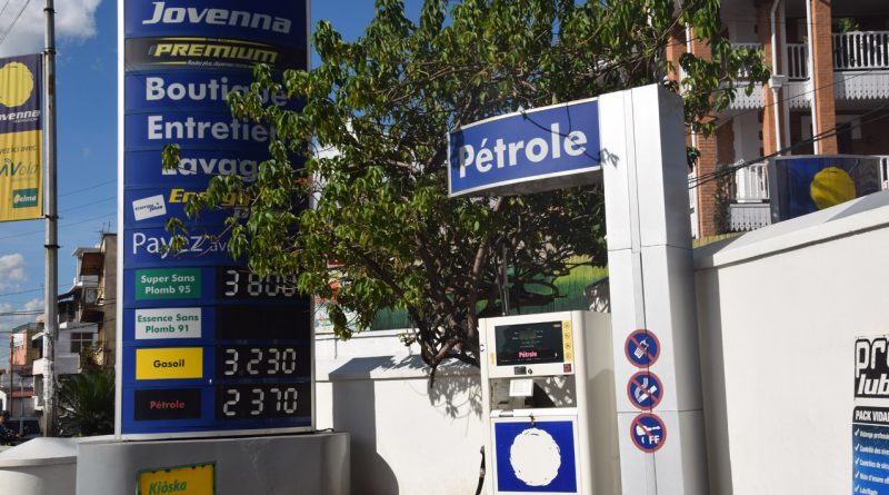 Hausse du prix à la pompe : Le ministre de l’eau, de l’énergie et des hydrocarbures s’explique