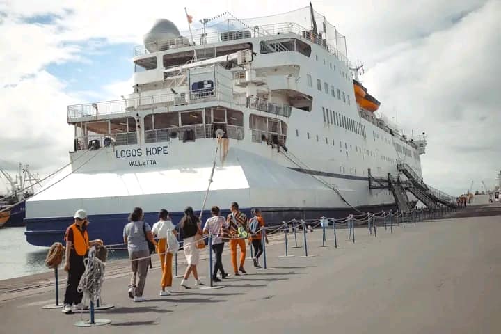 Le navire-librairie Logos Hope émerveille Toamasina avec une mer de livres