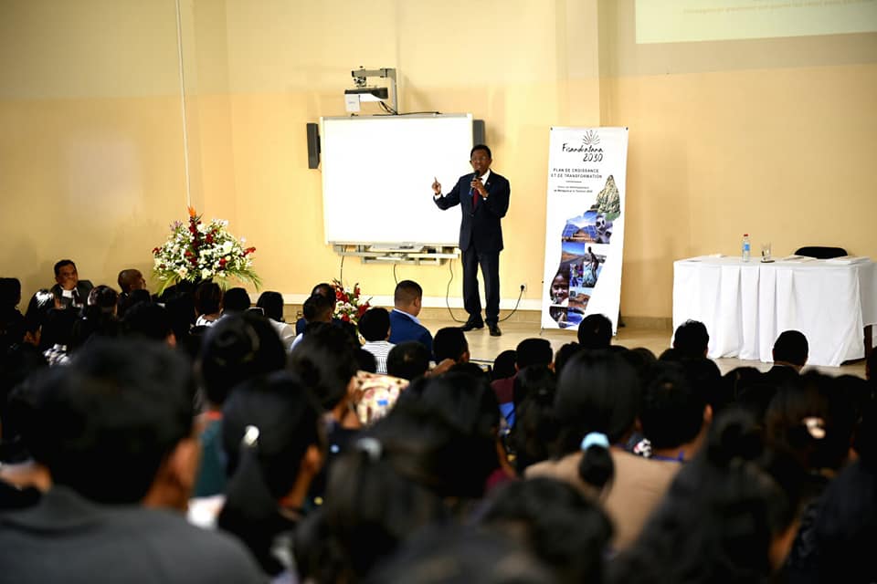 Un face-à-face très instructif entre l’ancien president Hery Rajaonarimampianina et les étudiants de l’Inscae