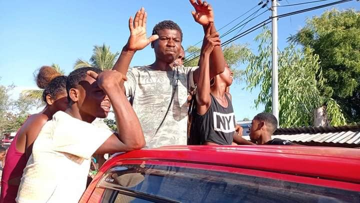 Peut être une image de 3 personnes et voiture