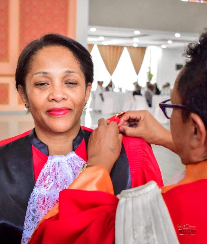 Peut être une image de 2 personnes