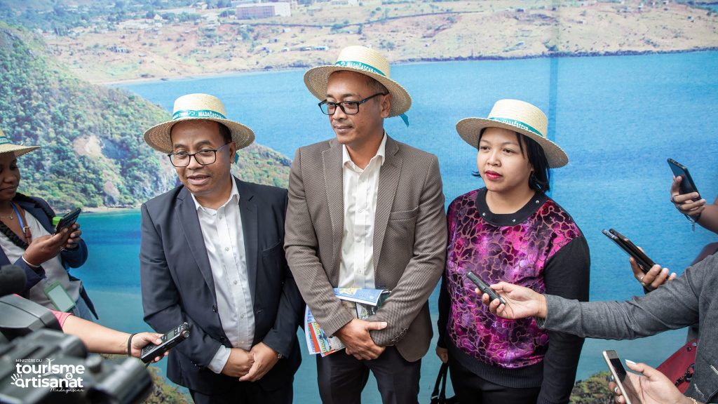 Peut être une image de 4 personnes, chapeau et texte