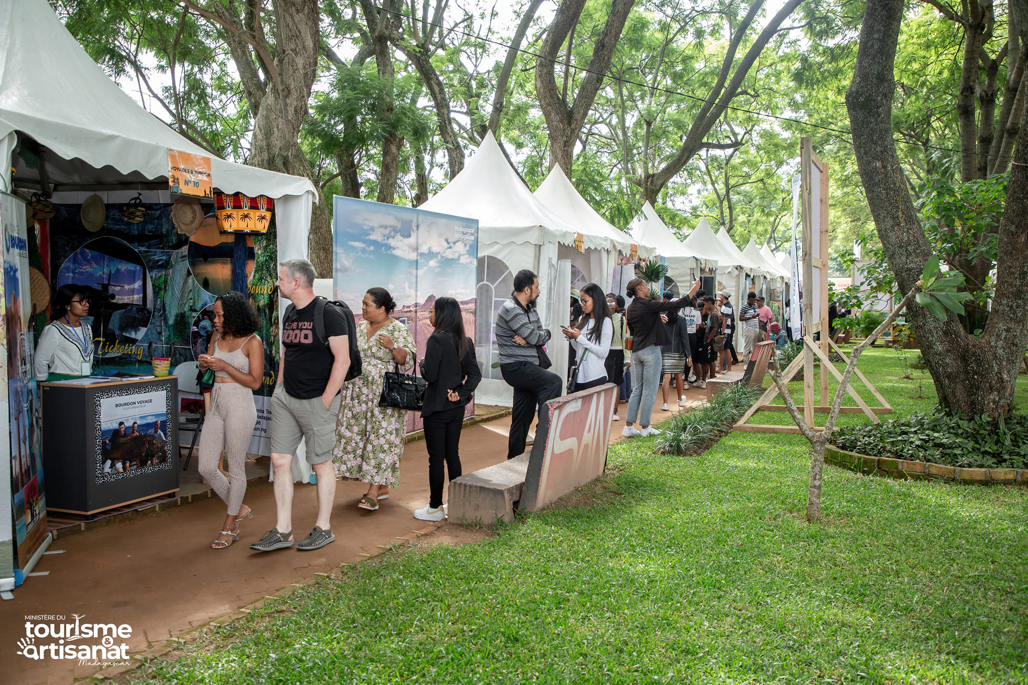 Peut être une image de 12 personnes et texte