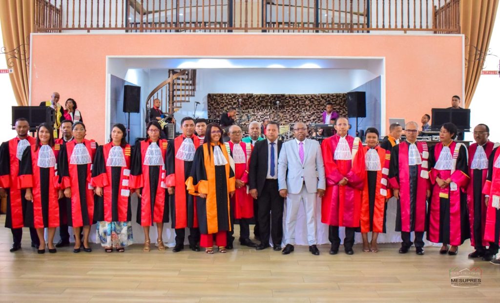 Peut être une image de 14 personnes et texte