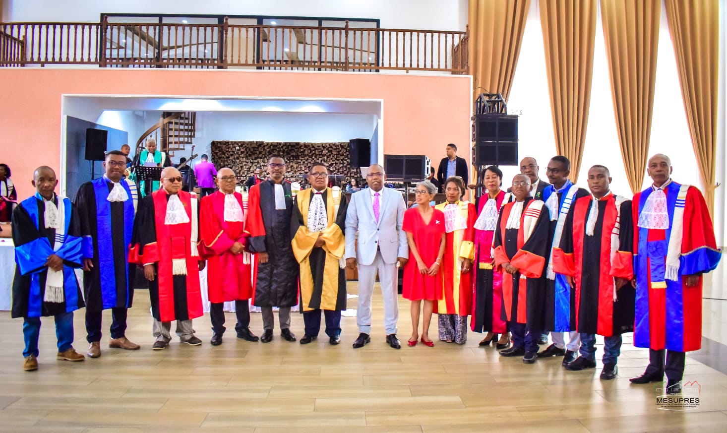 Peut être une image de 16 personnes