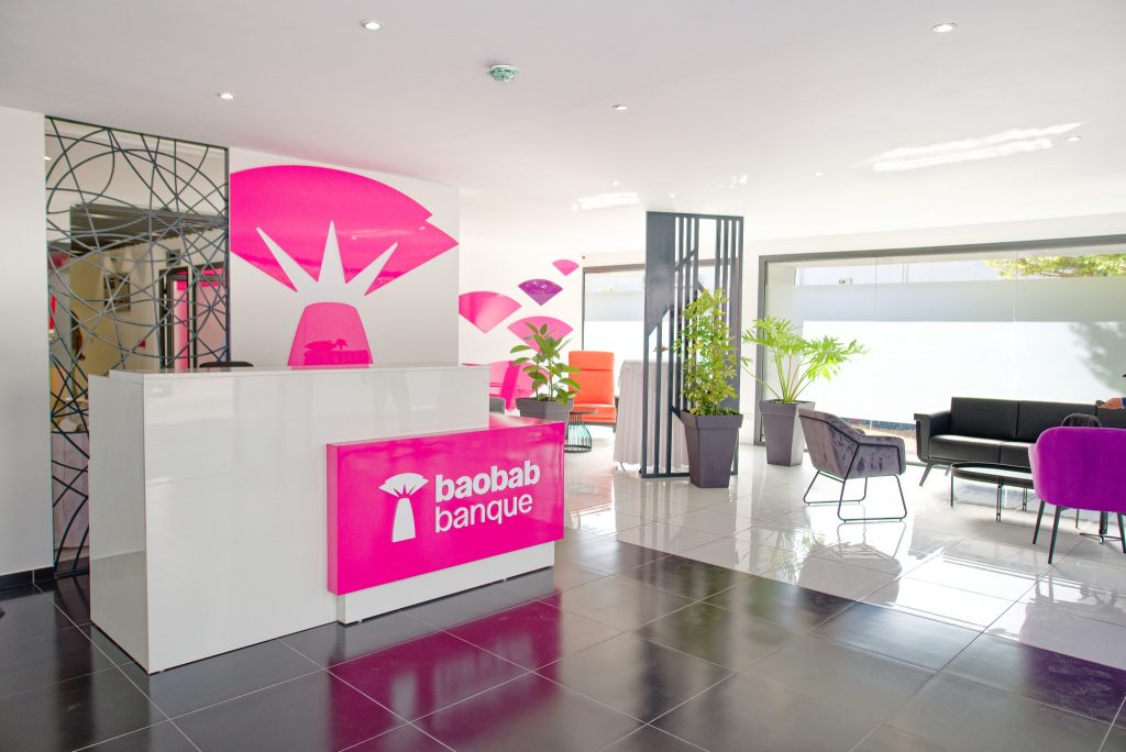 Peut être une image de éclairage, intérieur et texte qui dit ’baobab banque’