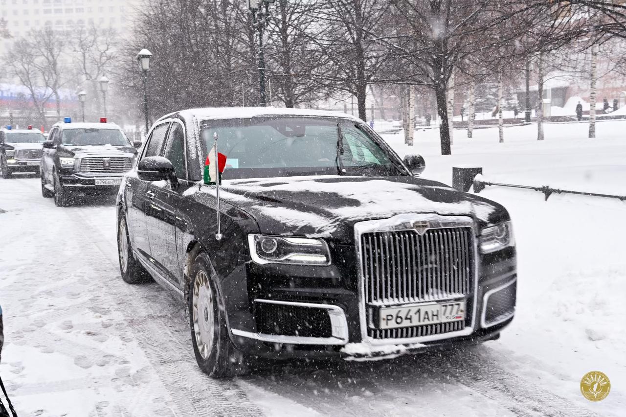 Peut être une image de voiture, route et texte