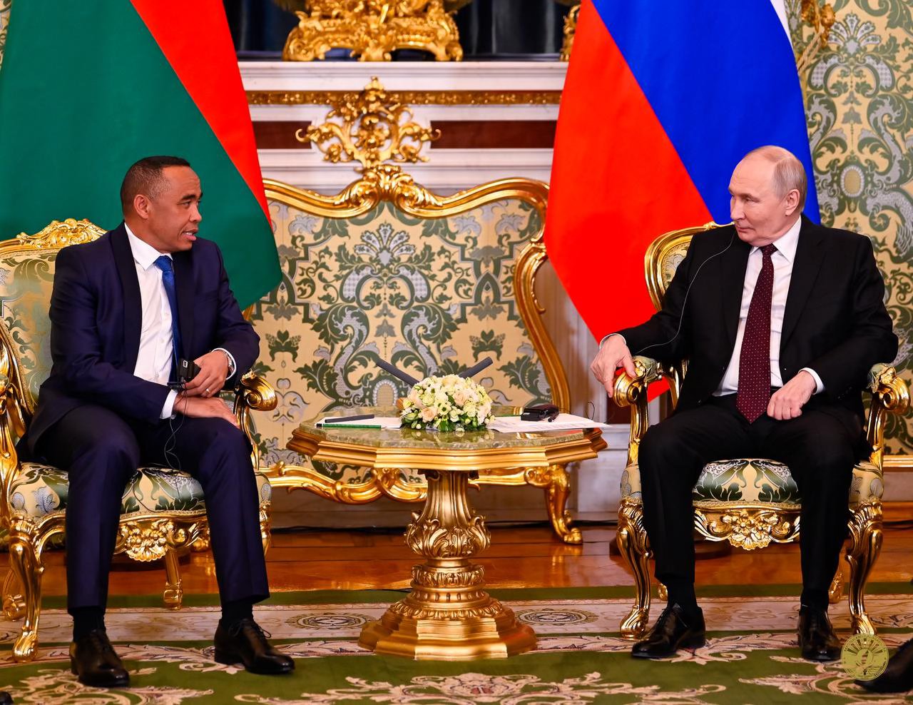 Peut être une image de estrade, le Bureau ovale et texte